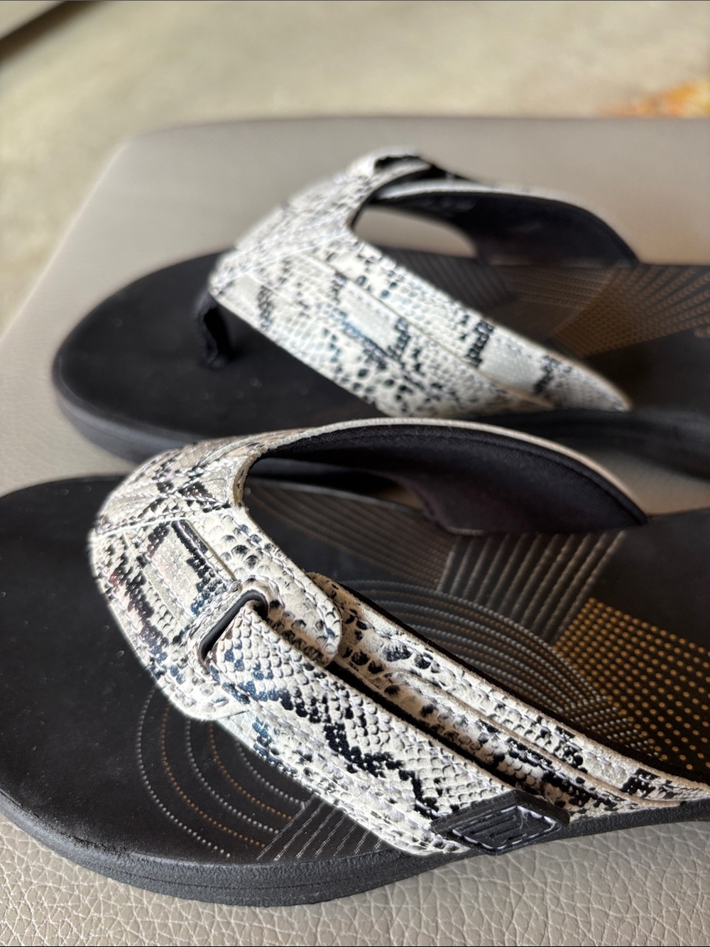 Clarks Cloudsteppers Black Sandals with White Snake-Print Straps - Picture 3 of 5